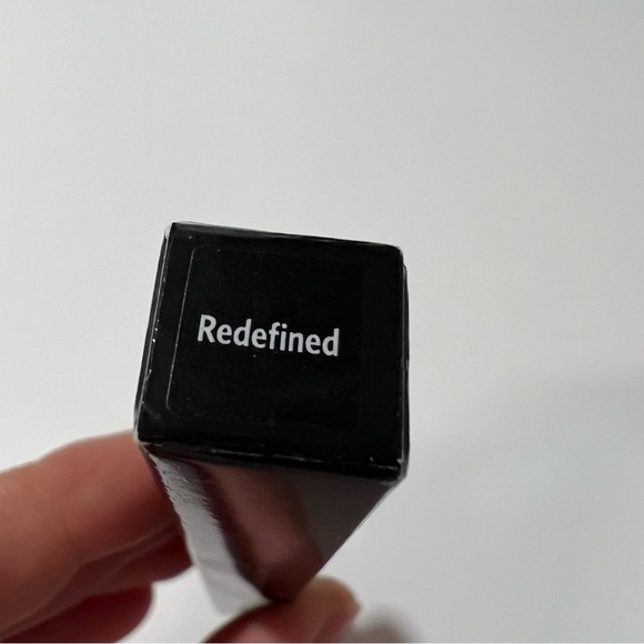 Bobbi Brown De Luxe Defining Lipstick Redefined
A classic neutral red. - Picture 7 of 9